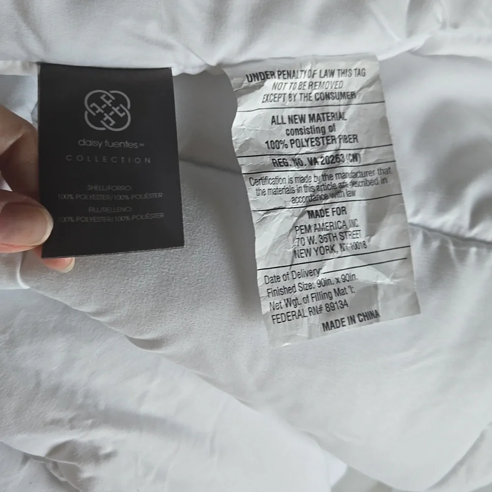🇺🇦 Daisy Fuentes Hotel Quality Blanket Comforter Queen Size 90x90